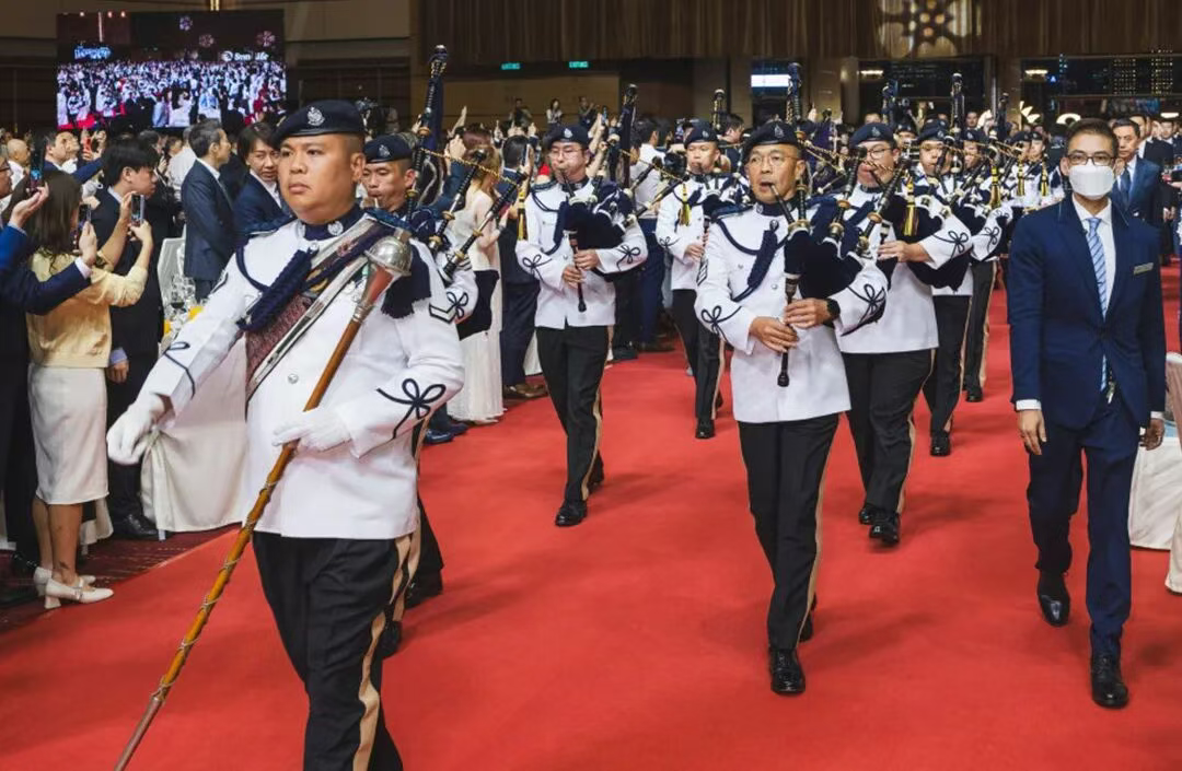 The ceremonial team welcomes guests to the reception. Photo credit: Sun Life Hong Kong’s official WeChat account.
